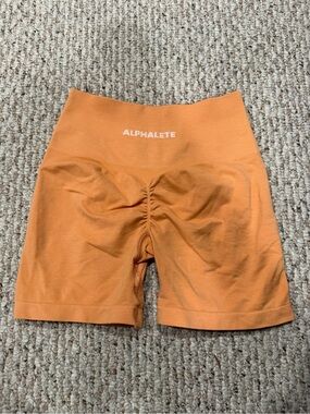 Alphalete Amplify shorts orange